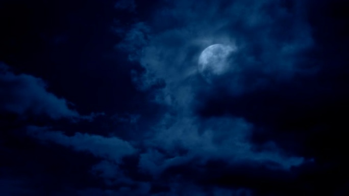 月亮从云层后面出来