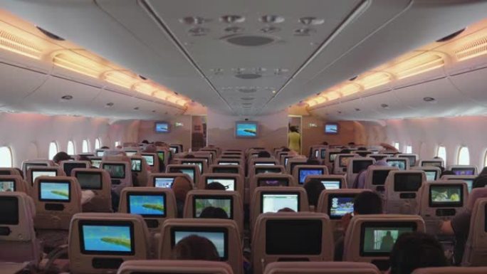 飞机内部的广角拍摄准备就绪，每个座位都有一个监视器，可以看电影或上网。