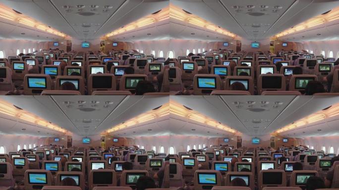 飞机内部的广角拍摄准备就绪，每个座位都有一个监视器，可以看电影或上网。