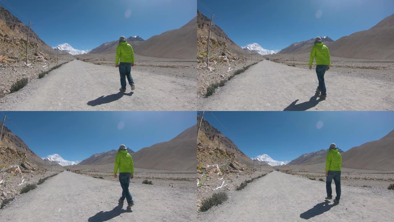 镜头耀斑: 男性旅行者开始徒步前往白雪皑皑的珠穆朗玛峰。