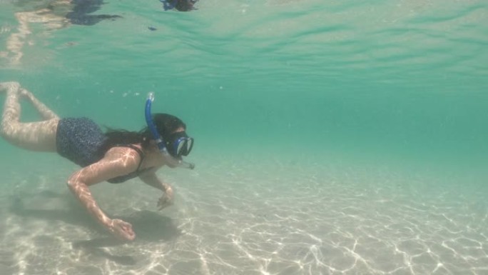 亚洲妇女在海上浮潜