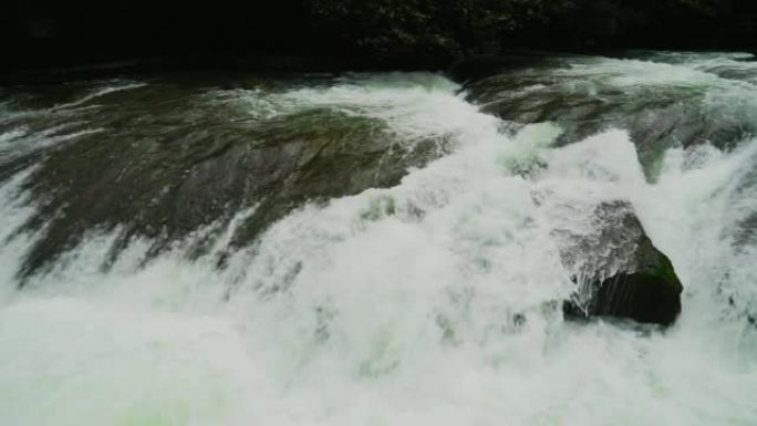 贵州的瀑布清澈水流河流