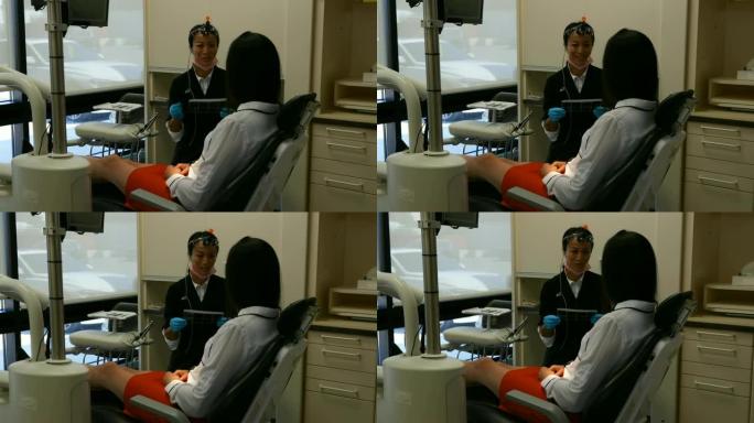 女牙医与病人互动4k