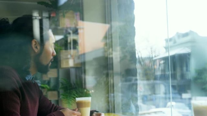 男子在自助餐厅喝咖啡4k