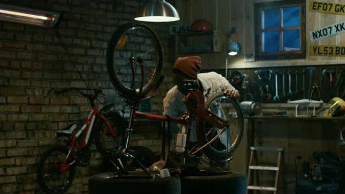 在自行车维修店工作的男子