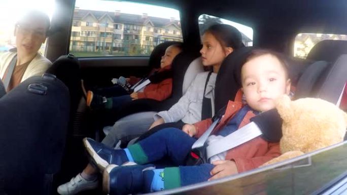 儿童坐在汽车后座上