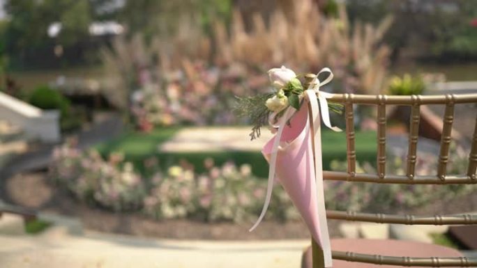 婚礼活动中椅子上的玫瑰花瓣装饰
