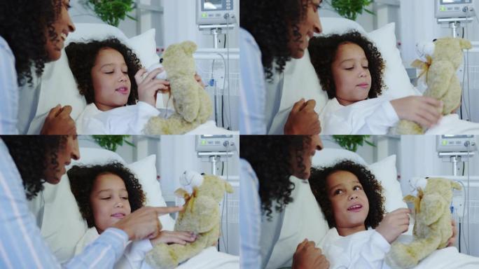 非裔美国人母子在4k医院病房里玩泰迪熊的特写