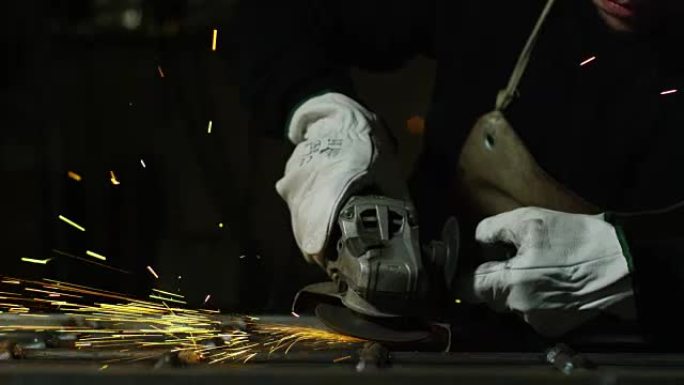 铁匠或焊工，用它的磨削光滑的钢和铁，在极端缓慢的运动，使表面光滑。砂轮与铁接触会产生火花。