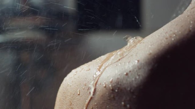 一个美丽的女人在淋浴洗自己在慢动作的电影镜头。