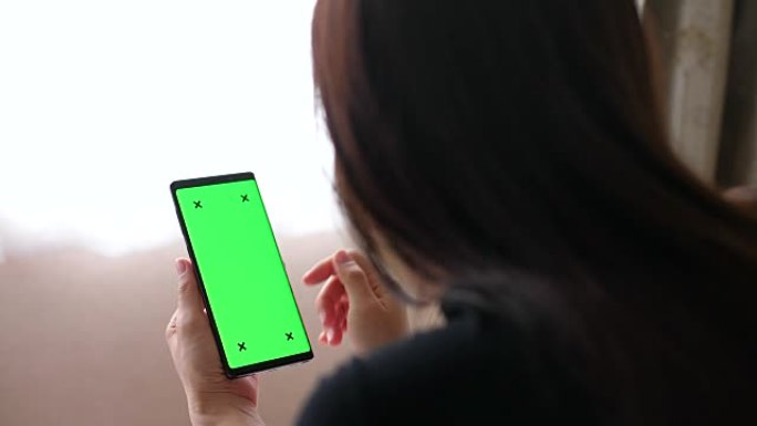 床上的绿色屏幕手机绿色屏幕