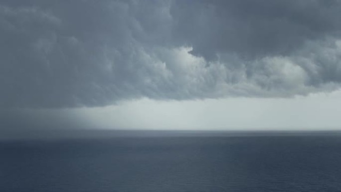 海上的暴风云暴风雨来临前黑暗得天空乌云团