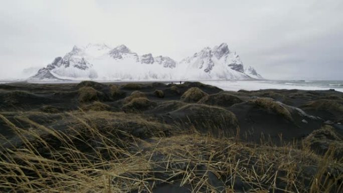 冰岛斯托克斯海滩外白雪覆盖的山脉