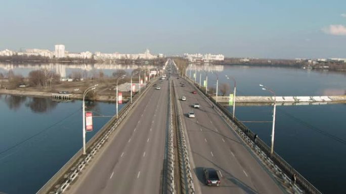 人口稠密城市桥上汽车交通的4k鸟瞰图
