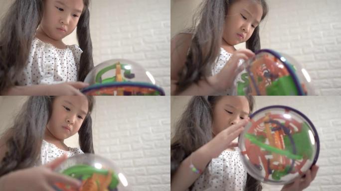 可爱的小女孩在家里的卧室里玩开发玩具