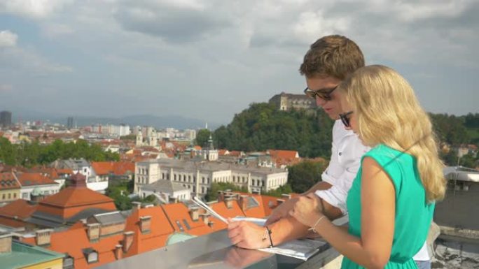 近距离旅游夫妇从屋顶看卢布尔雅那风景优美的城市景观