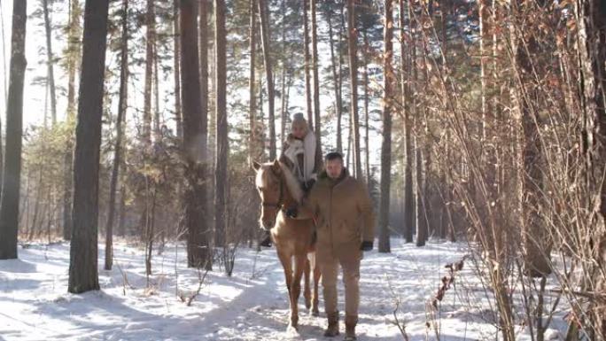 阳光明媚的冬日骑马和男朋友聊天的女人