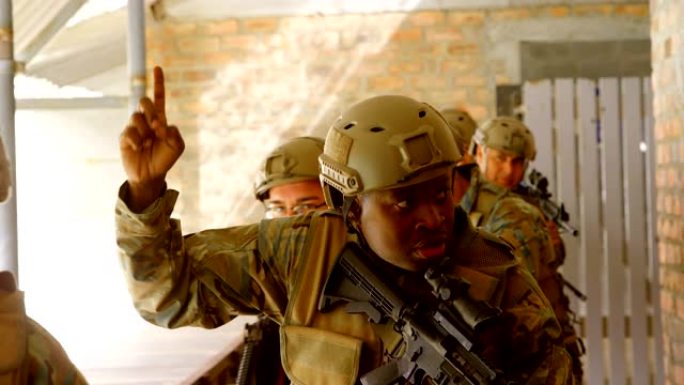 混血军人在军事训练时用步枪行走的前视图4k