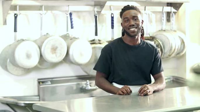 在餐厅厨房工作的非裔美国人
