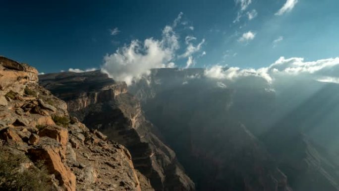 阿拉伯半岛阿曼山脉景观。日出时阿曼杰贝沙姆斯山脉 (太阳山) 和峡谷的时间流逝