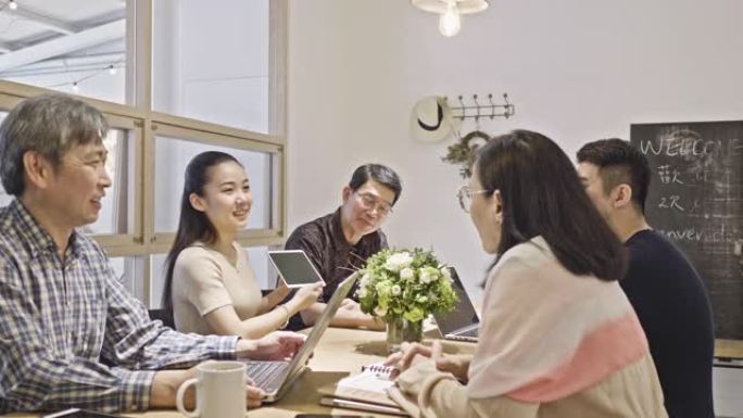 亚洲同事在灵活的办公空间集思广益