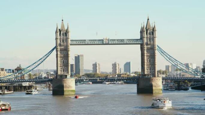 伦敦晴天，观光船在泰晤士河塔桥下经过
