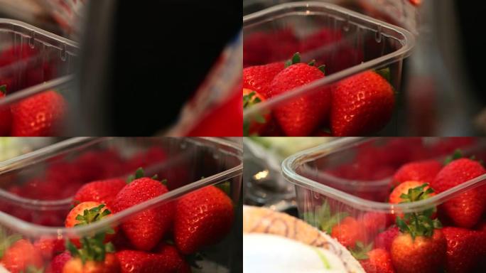 厨房里的新鲜草莓