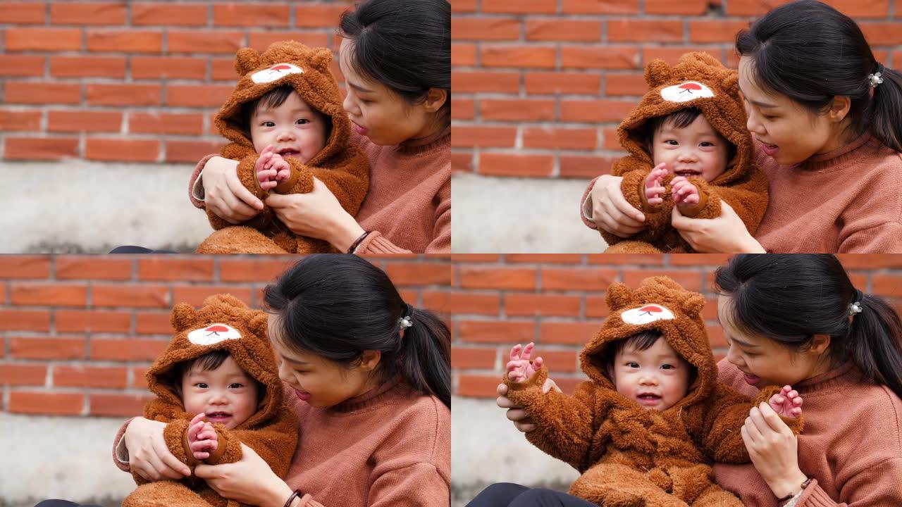 快乐的中国女人抱着她的男婴在一起