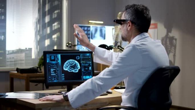 医生用VR技术分析脑部扫描