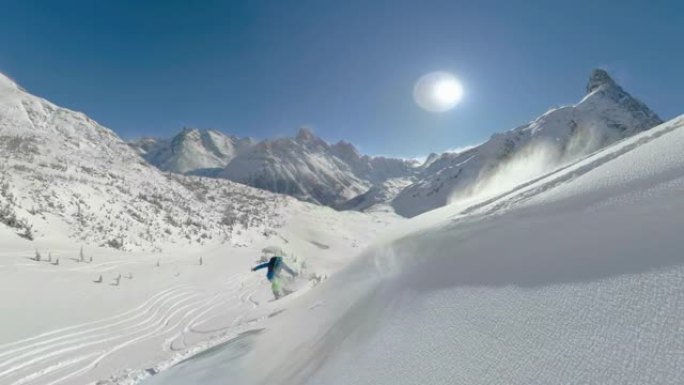 一名男子在风景秀丽的加拿大山区的直升机板上捕捉空气的真棒镜头