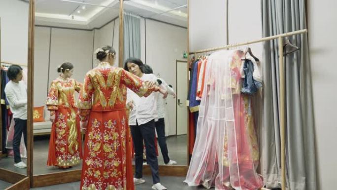 中国服装设计师在工作室与顾客一起整理群瓜