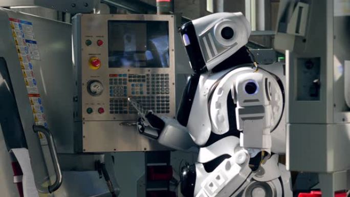 机器人在工厂工作时使用平板电脑。