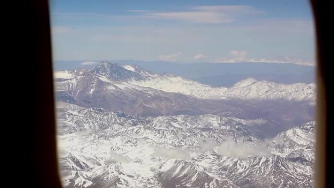 从飞机窗口看到安第斯山脉。