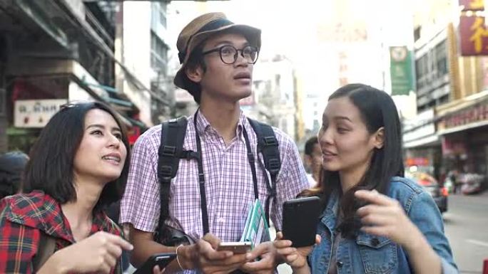 城市中的朋友旅行指路迷路问路