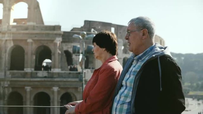 快乐活跃的高加索高级旅游夫妇在意大利罗马之旅中一起欣赏著名体育馆的景色。
