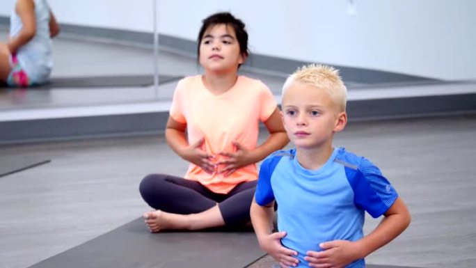 瑜伽学生学习呼吸练习