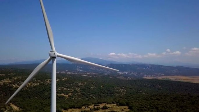 风涡轮在绿色的草地上。Facines,加的斯,西班牙