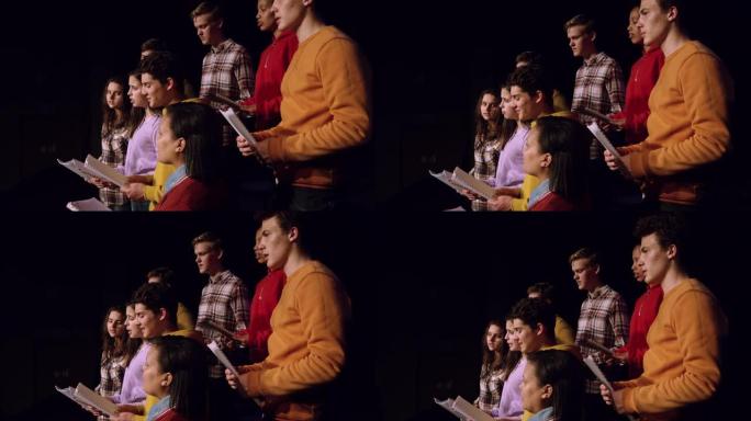 青少年在剧院排练大合唱男子比赛