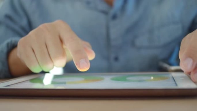 金融分析师的特写看到数字平板电脑上的图表