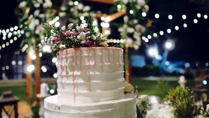红花装饰的结婚蛋糕