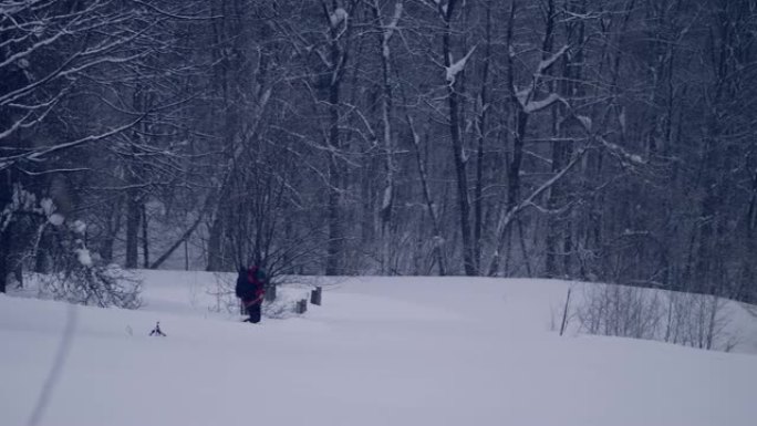 独自在山里。冬季旅行