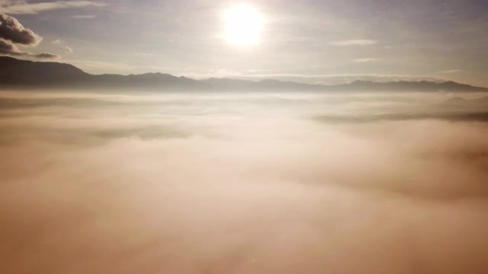 山上的薄雾与早晨的日出进行空中拍摄