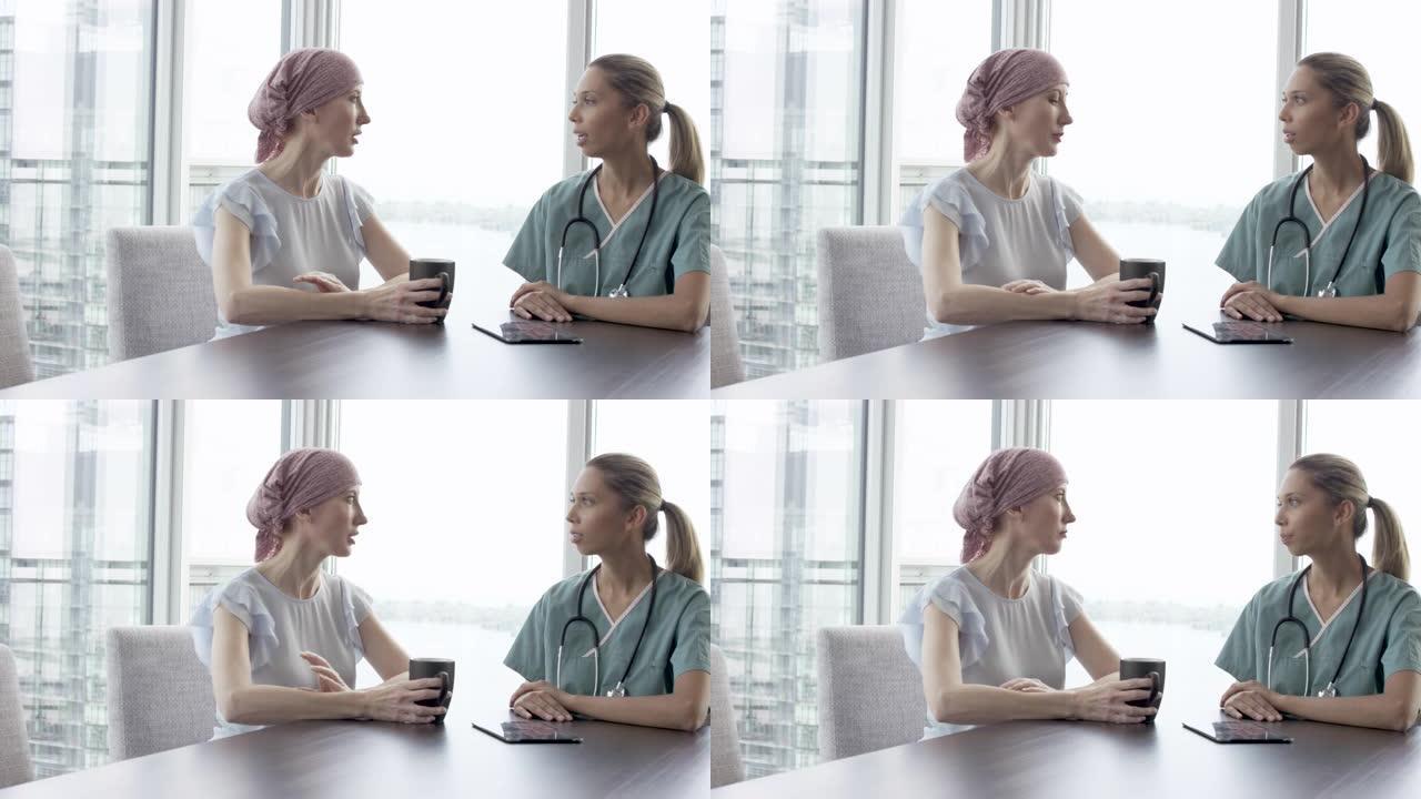 患有癌症的妇女与女医师会面