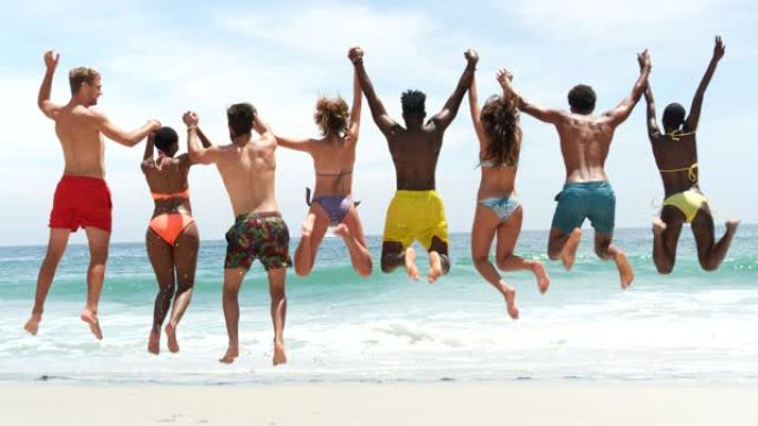混血朋友一起在海滩上跳跃的前视图4k