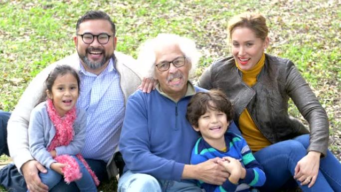 三代西班牙裔家庭视频素材国外老外拍照假笑
