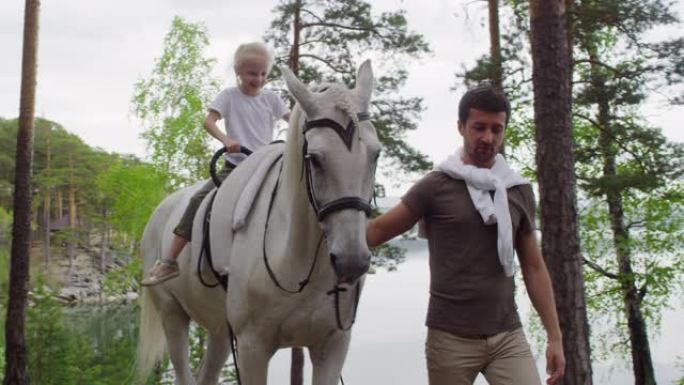 骑着白马的可爱小女孩