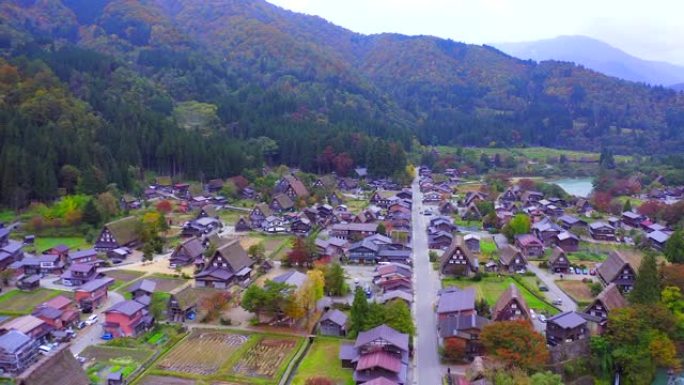 日本岐阜、石川县、富山县附近的山村是白川县传统上的茅草屋