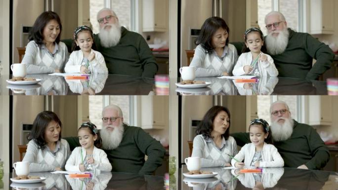 可爱的小女孩和她的祖父母一起读书