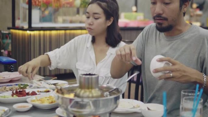 亚洲夫妇在餐厅餐桌上吃泰国菜
