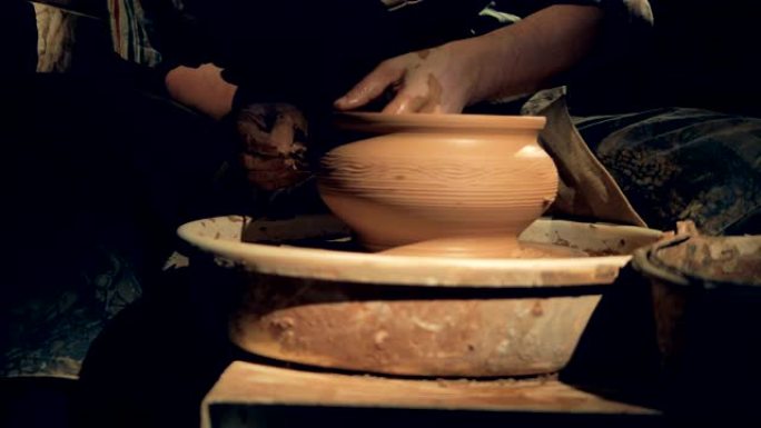 陶工在花瓶上创造图案，特写。
